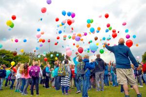 Alle Köpfe schauten nach oben, als bei der Einschulungsfeier der IGS Oyten die Ballons losgelassen wurden.